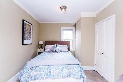 - une chambre avec un lit et une couverture bleue dans l'établissement Downtown Annapolis King George 3rd Floor Hideaway, à Annapolis
