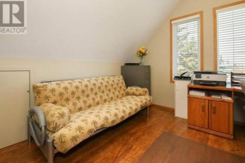 ein Wohnzimmer mit einem Sofa in einem Zimmer in der Unterkunft Lakeshore Guest House - sleeps 18 in Sylvan Lake