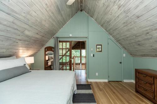 a bedroom with a bed and a wooden ceiling at Star View Cabin - Powder Horn Mountain in Powderhorn Mountain