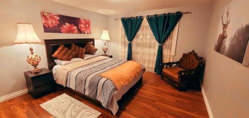 um quarto com uma cama grande e uma cadeira em Amazing 3-bedroom entire Chalet-Sauna+lakeview+Spa+BBQ(Best place to relax) em Saint Come