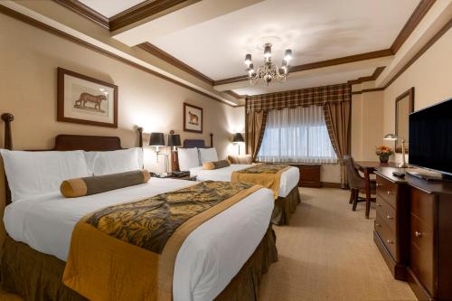 紐約的住宿－The Blakely by LuxUrban，酒店客房设有两张床和电视。