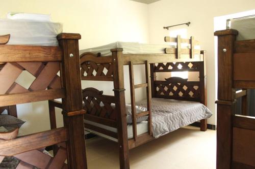 dwa łóżka piętrowe w pokoju w obiekcie Villa Natalia Finca, 30 personas, jacuzzi 10 minutos de termales w mieście Santa Rosa de Cabal