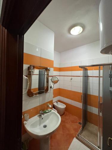 un baño con lavabo e inodoro en Bujtina Shqiptare, en Tirana