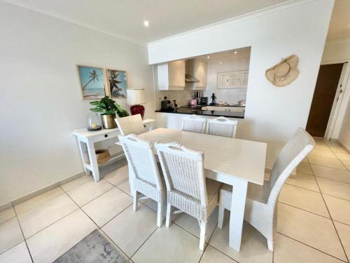 Cucina o angolo cottura di Casa Branca on the Beach with a Pool - Just Renovated