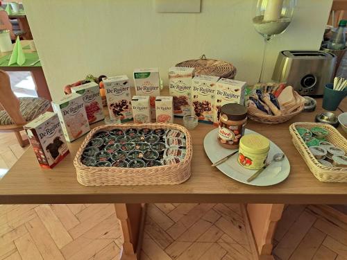 Makanan di atau berdekatan rumah tamu ini