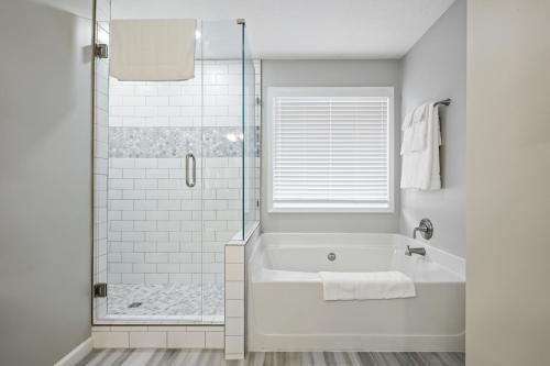 Koupelna v ubytování Plan A Trip To The Lake In This Open Air Cozy Home