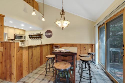 Кухня или мини-кухня в Harbor Springs Retreat

