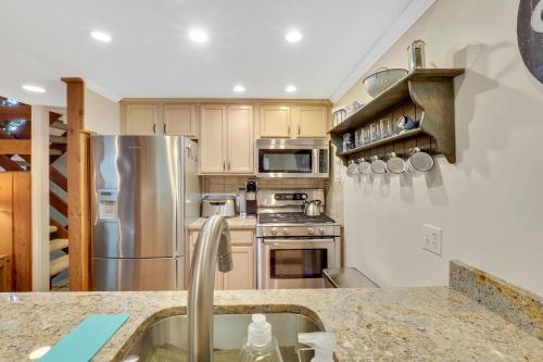 Кухня или мини-кухня в Harbor Springs Retreat

