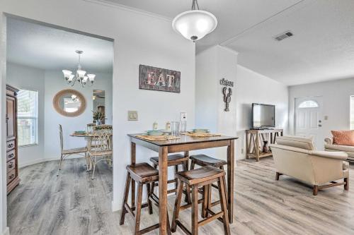 Pet-Friendly Home 10 Mi to Lake Okeechobee!にあるシーティングエリア