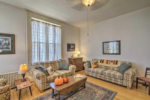 uma sala de estar com dois sofás e uma mesa em Historic West Virginia Home Built in 1854! 