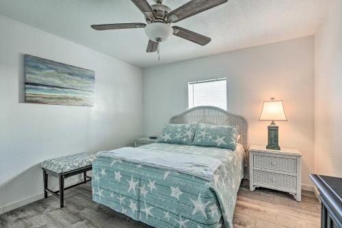 Pet-Friendly Home 10 Mi to Lake Okeechobee!にあるベッド