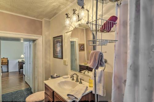 uma casa de banho com um lavatório e um espelho em Historic West Virginia Home Built in 1854! 