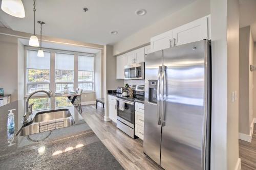 A cozinha ou cozinha compacta de Luxe Manistee Condo with Balcony and River Views!