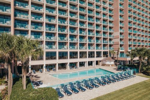 una vista aérea de un hotel con piscina y sillas en Sandcastle Oceanfront Resort South Beach, en Myrtle Beach