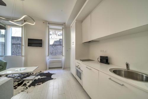 Kuchyňa alebo kuchynka v ubytovaní REF 1490 - Cannes Le Suquet - Apartment for rent
