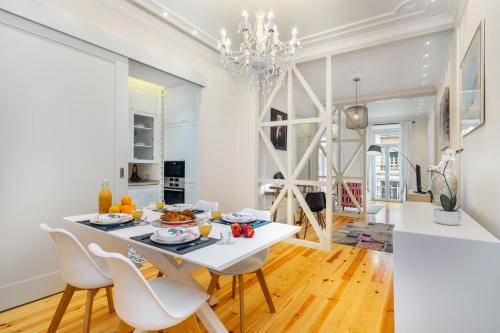 WHome Luxury Stay in Prime Location w/ AC, Lift & Private Patio