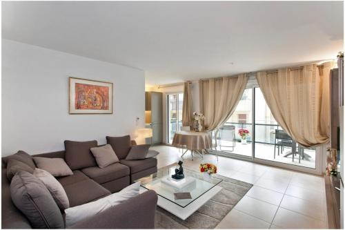 un salon avec un canapé et une table dans l'établissement REF 912 - Cannes Center - Apartment for rent, à Cannes