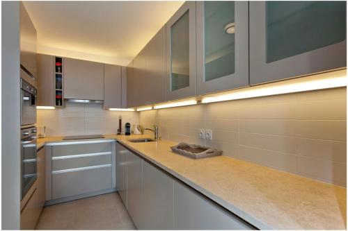 une cuisine avec des armoires blanches et un évier dans l'établissement REF 912 - Cannes Center - Apartment for rent, à Cannes