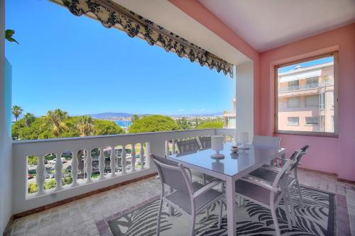 une salle à manger avec une table et des chaises sur un balcon dans l'établissement REF 1478 - Cannes Croisette - Sea view apartment for rent, à Cannes