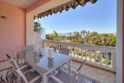 une salle à manger avec une table et des chaises sur un balcon dans l'établissement REF 1478 - Cannes Croisette - Sea view apartment for rent, à Cannes