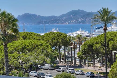 une vue d'un port avec des bateaux dans l'eau dans l'établissement REF 1478 - Cannes Croisette - Sea view apartment for rent, à Cannes