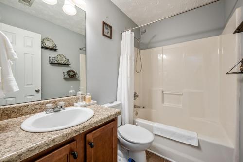 ein Badezimmer mit Waschbecken, Toilette und Dusche in der Unterkunft Fenced BKYD & Firepit 1 Mile To Lakepoint Sports in Emerson