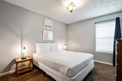 ein weißes Schlafzimmer mit einem weißen Bett und einem Fenster in der Unterkunft Fenced BKYD & Firepit 1 Mile To Lakepoint Sports in Emerson