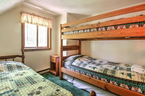 een slaapkamer met 2 stapelbedden en een raam bij Cozy Bartlett Townhome Less Than 3 Mi to Attitash Mountain in Bartlett