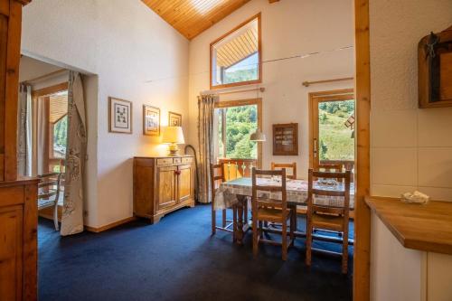une cuisine et une salle à manger avec une table et des chaises dans l'établissement Sherpa 18 on the Mottaret snowfront, à Méribel