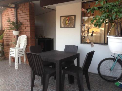 een zwarte tafel en stoelen en een fiets in een kamer bij Apartamento con linda terraza en San Antonio in Cali