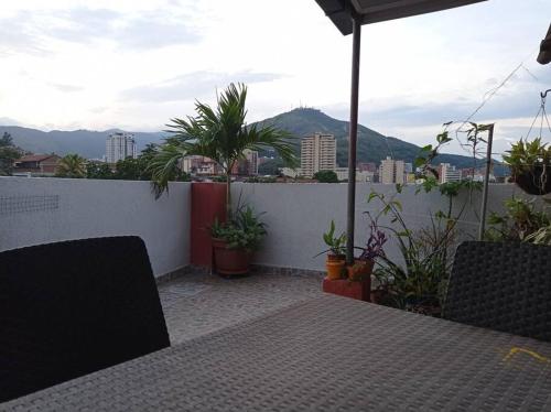 a balcony with a table and chairs and mountains at Apartamento con linda terraza en San Antonio in Cali