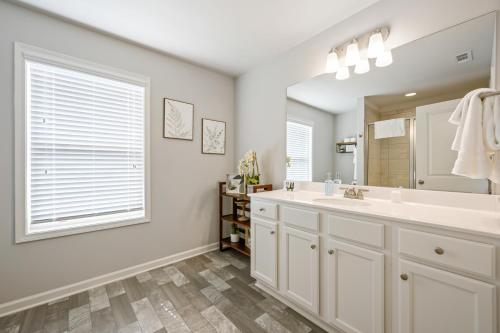 Ένα μπάνιο στο Stylish & Modern 3BR Home Near Chattahoochee River