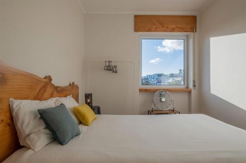 Llit o llits en una habitació de Sky Apartment
