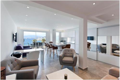 un salon avec une cuisine et une salle à manger dans l'établissement REF 1229 - Cannes Croisette - Sea view apartment for rent, à Cannes
