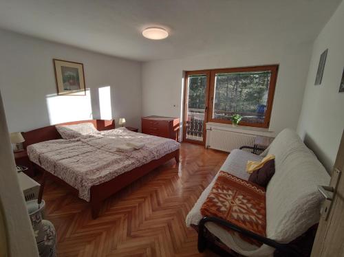 Кровать или кровати в номере Hiša Jezersko