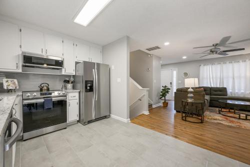 Afbeelding uit fotogalerij van Disconnect From The City In This Outdoorsy Getaway in White