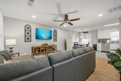 Afbeelding uit fotogalerij van Disconnect From The City In This Outdoorsy Getaway in White