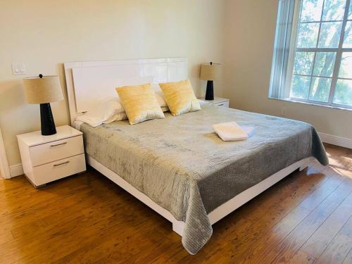 Giường trong phòng chung tại Luxury • Modern • CLOSE2DISNEY • 3bed • 2bath