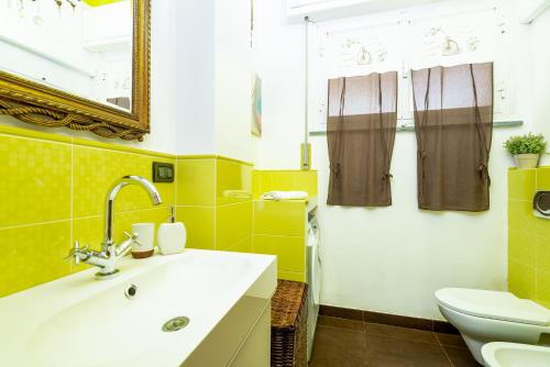bagno con lavandino e servizi igienici di Cinque Terre d'Amare sea view big apartment for travel lovers a Riomaggiore