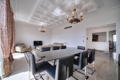 jadalnia ze stołem i krzesłami w obiekcie REF 1757 - Cannes Back Croisette - Sea view apartment for rent w Cannes