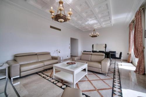 - un salon avec deux canapés et un lustre dans l'établissement REF 1757 - Cannes Back Croisette - Sea view apartment for rent, à Cannes