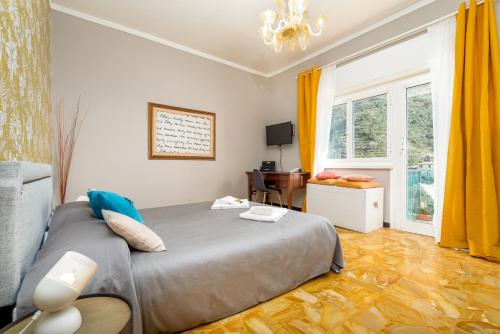 Ένα ή περισσότερα κρεβάτια σε δωμάτιο στο Cinque Terre d'Amare sea view big apartment for travel lovers