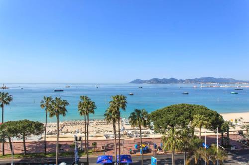 REF 1196 - Cannes Croisette - Sea view apartment for rent