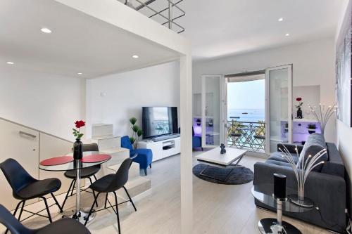 un salon avec un canapé, une table et des chaises dans l'établissement REF 1196 - Cannes Croisette - Sea view apartment for rent, à Cannes