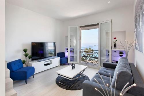 un salon avec un canapé et une télévision dans l'établissement REF 1196 - Cannes Croisette - Sea view apartment for rent, à Cannes