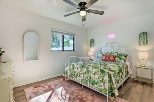 聖彼得堡的住宿－Refreshing Gulfport Escape Boat, Fish and More，一间卧室配有一张床和吊扇