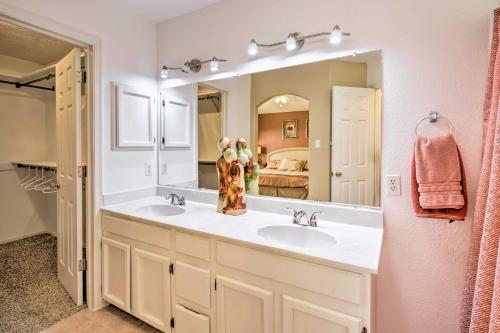 een badkamer met 2 wastafels en een grote spiegel bij El Paso Retreat with Pool 11 Mi to Downtown! in El Paso