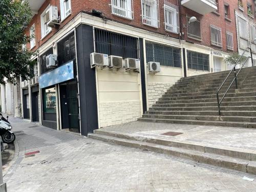 un edificio con scale di fronte a un edificio di Hostal Madrid Paradise a Madrid