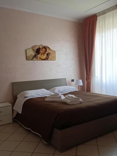1 dormitorio con 1 cama con una foto en la pared en Pasubio House casa vacanze en Campobasso