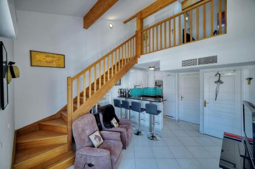 - un salon avec un escalier et des chaises dans l'établissement REF 1766 - Cannes Center - Apartment for rent, à Cannes